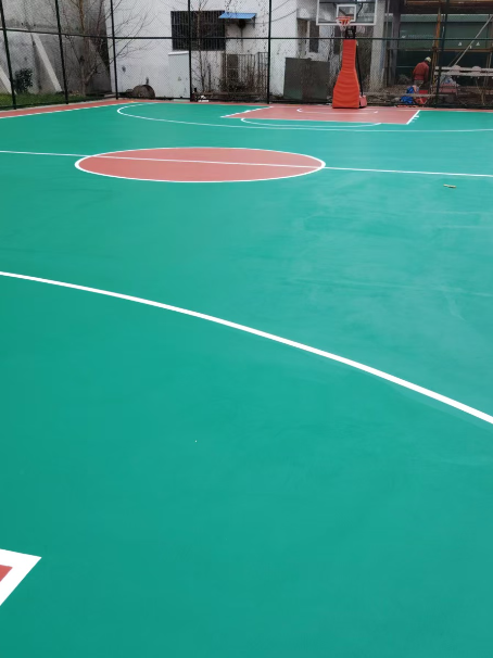 尖峰镇 球场长期使用易出现地面开裂